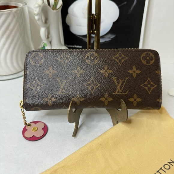 LOUIS VUITTON Monogram Canvas
Clemence Flower Charm Zippy Wallet - Picture 11 of 14